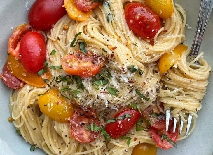 A delicious bowl of Summer Garden Pasta with colorful vegetables and herbs.