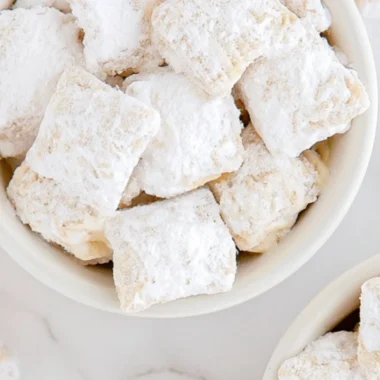 Delicious Banana Cream Pie Muddy Buddies dessert with banana slices and creamy filling.