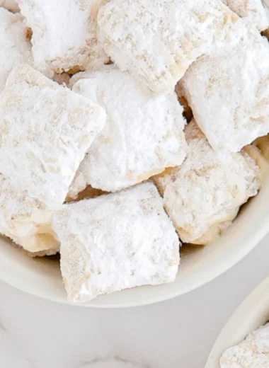 Delicious Banana Cream Pie Muddy Buddies dessert with banana slices and creamy filling.