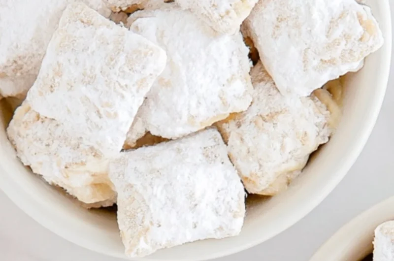 Delicious Banana Cream Pie Muddy Buddies dessert with banana slices and creamy filling.
