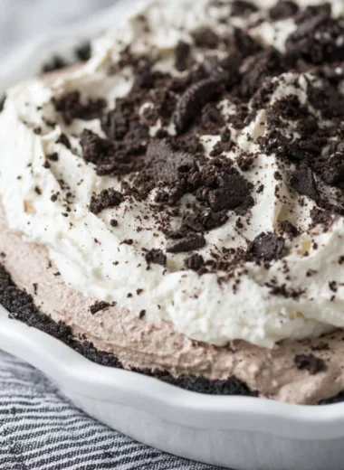 Delicious Oreo Pudding Pie with chocolate cream and cookie crust